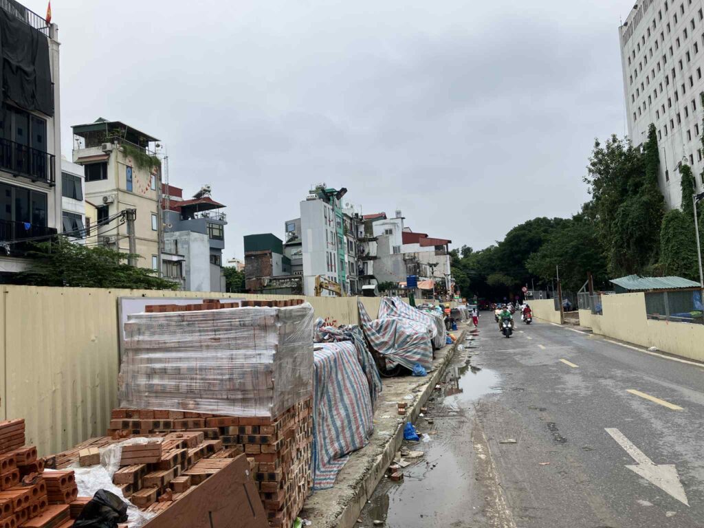 Van Mieu駅建設中の工事区間（Quoc Tu Giam通り沿い、2025年11月撮影）