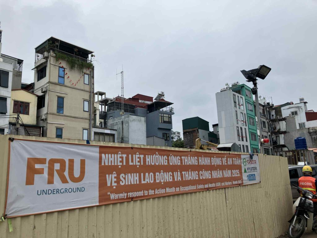 Van Mieu駅工事現場に掲示されたFRU UndergroundとSYSTRAの安全衛生バナー（2025年11月撮影）