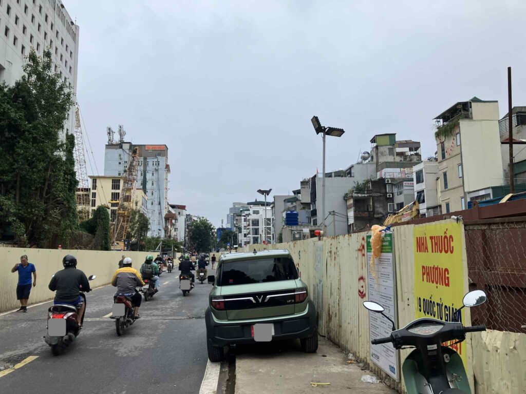 Quoc Tu Giam通り沿いのVan Mieu駅工事現場（2025年11月撮影）