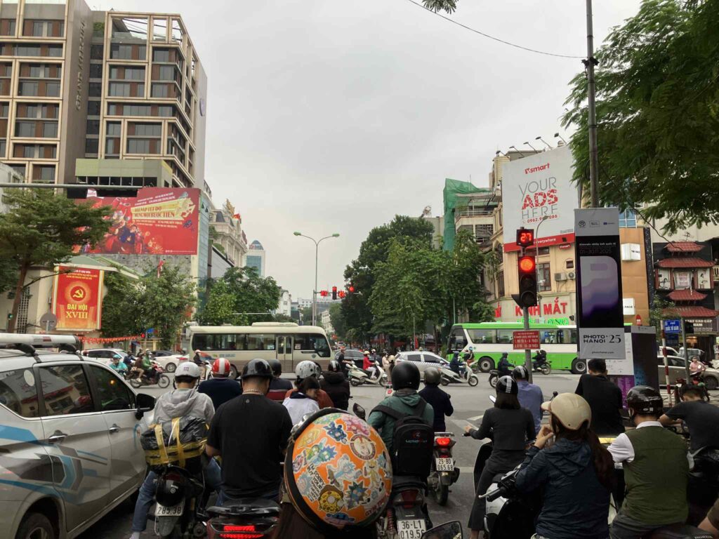 Van Mieu駅予定地周辺のQuoc Tu Giam通りとTon Duc Thang通りの交差点（2025年11月撮影）