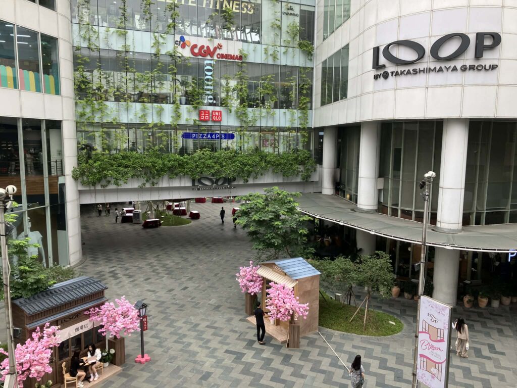 国家大学駅周辺の商業施設IPH外観