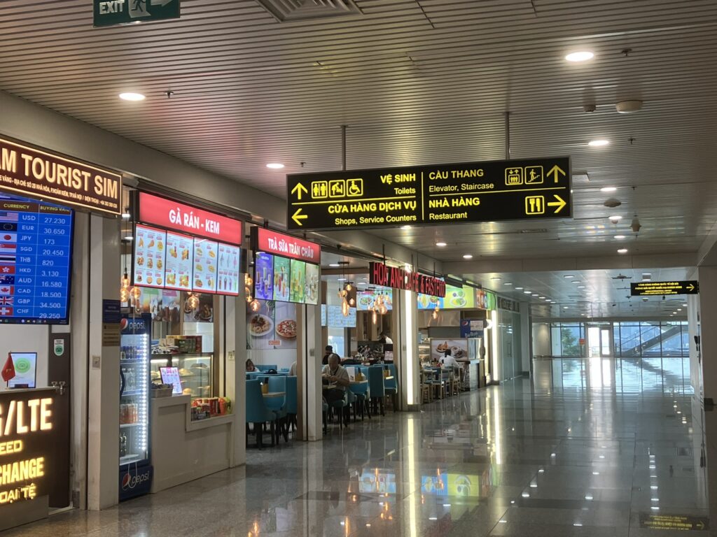 ノイバイ空港T2の軽食店(麺類などが食べられるカジュアル店舗)