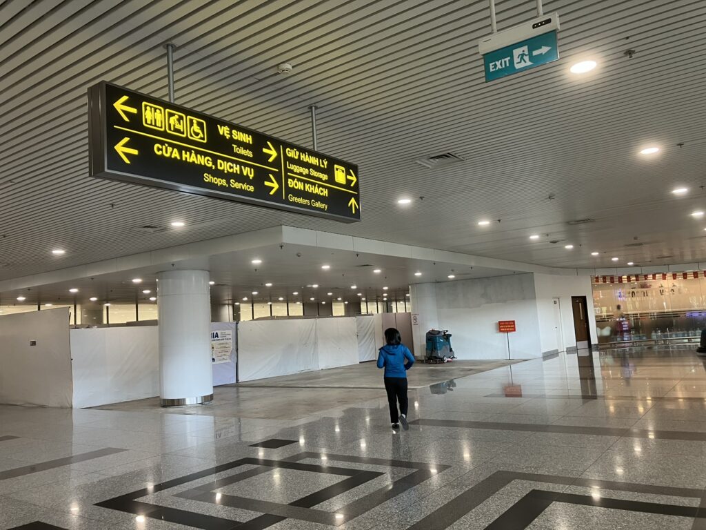 ノイバイ空港T2・2Fサービス階のメイン通路