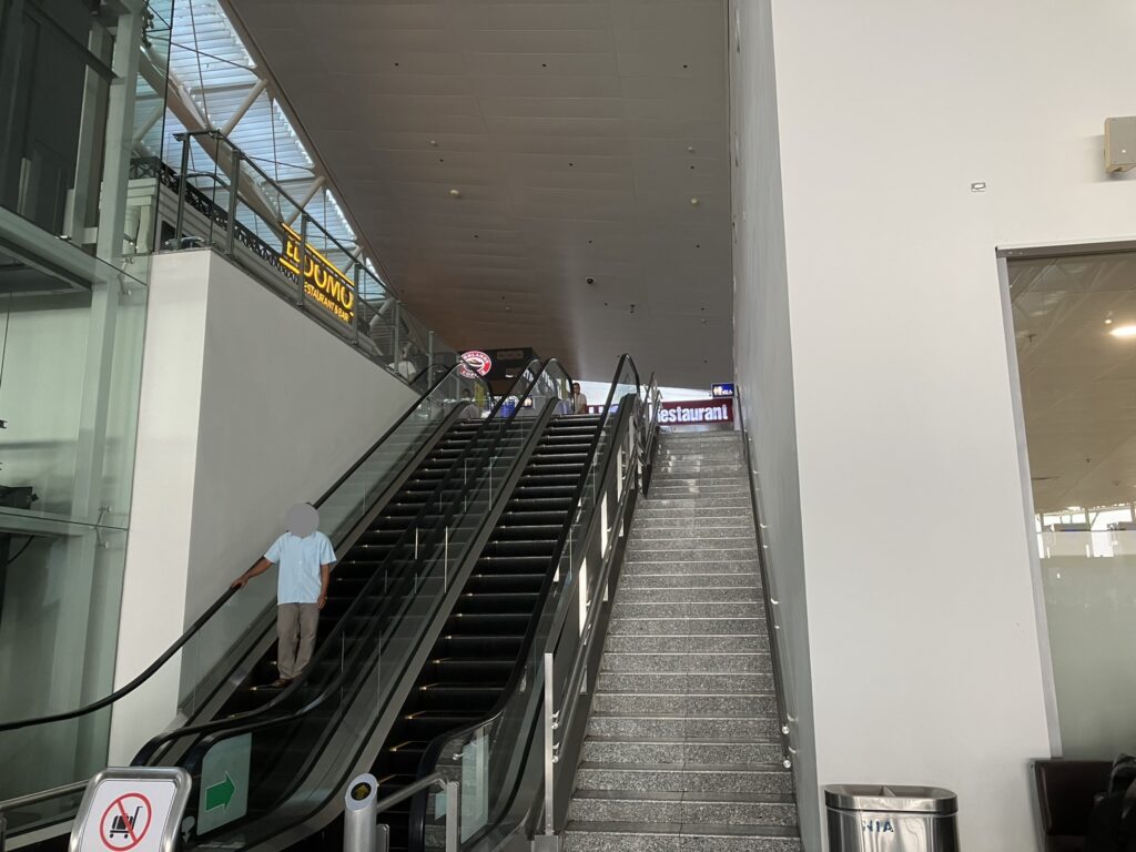 ノイバイ空港T2出発階から4階へ上がるエスカレーター