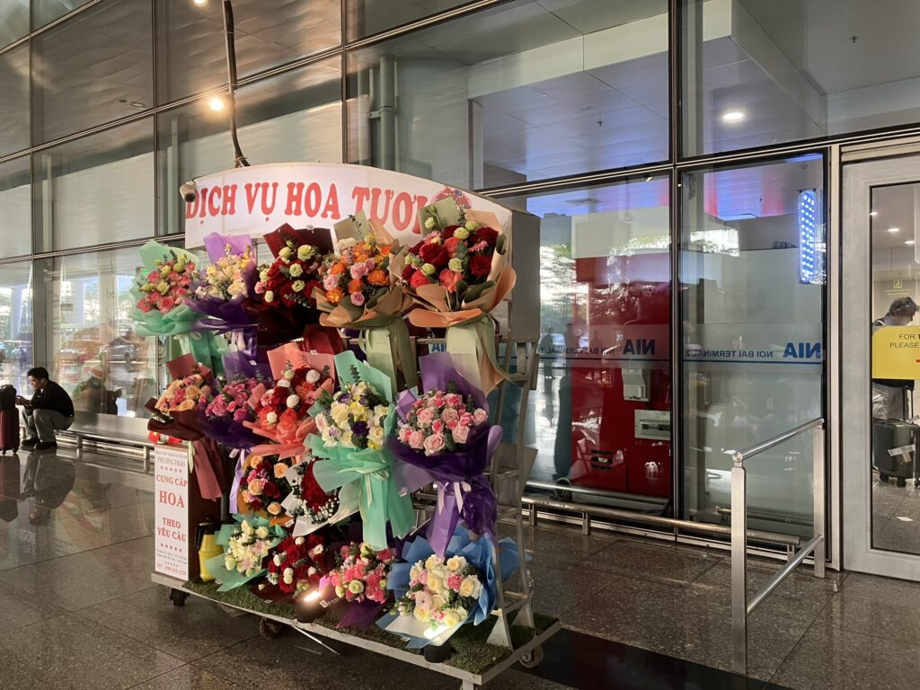 ノイバイ空港T2の到着階にある花屋。帰国する家族や友人を花束で迎えるベトナム独自の習慣がある。