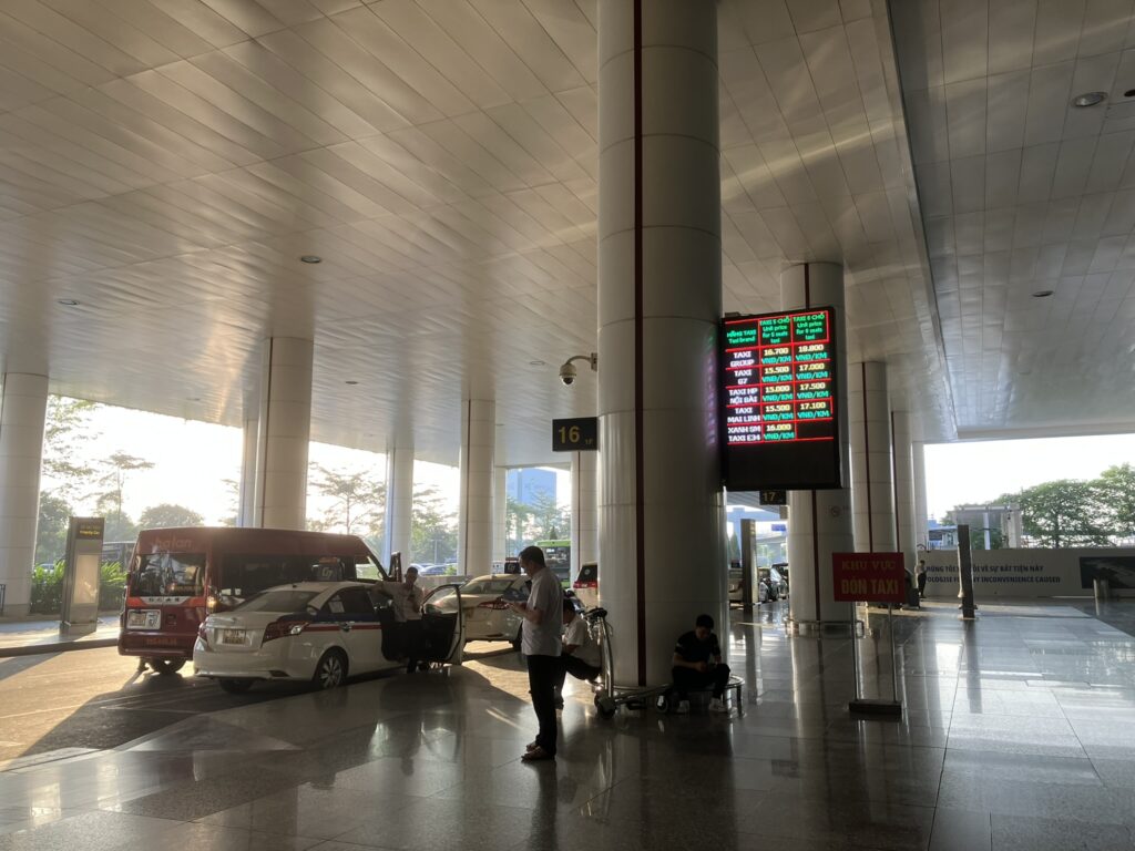 ノイバイ空港T2のタクシー料金案内モニター