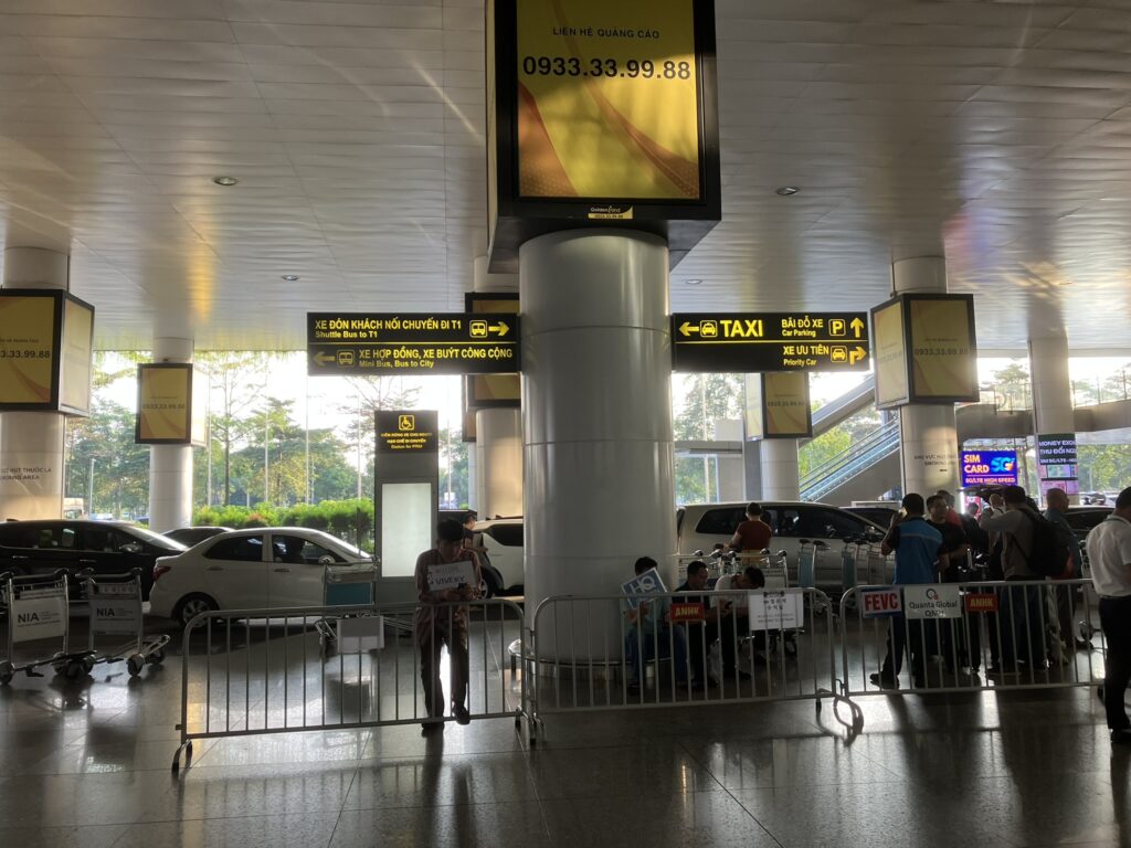 ノイバイ空港T2の乗り場案内(タクシー・バス・Grab)