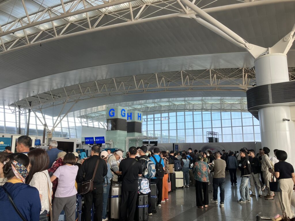 ノイバイ空港T2で進む拡張工事(白い仮囲い)