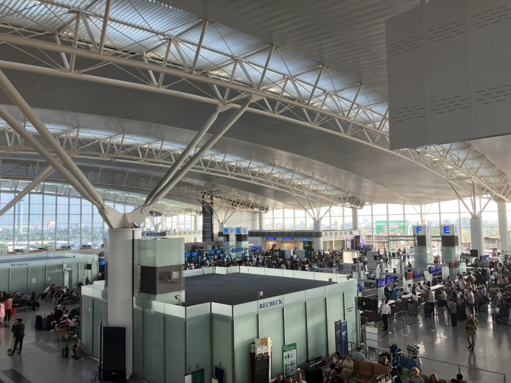 ノイバイ空港T2の出発ロビー全景(吹き抜け構造)