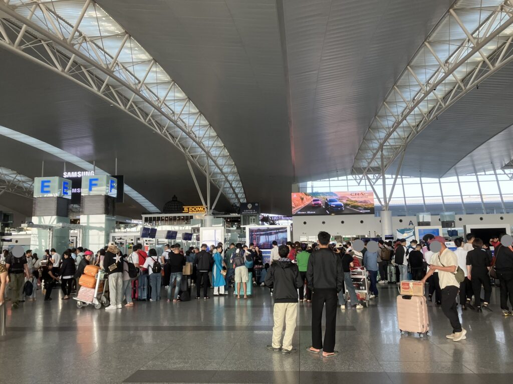 ノイバイ空港T2のチェックインカウンター(A〜Hカウンター)