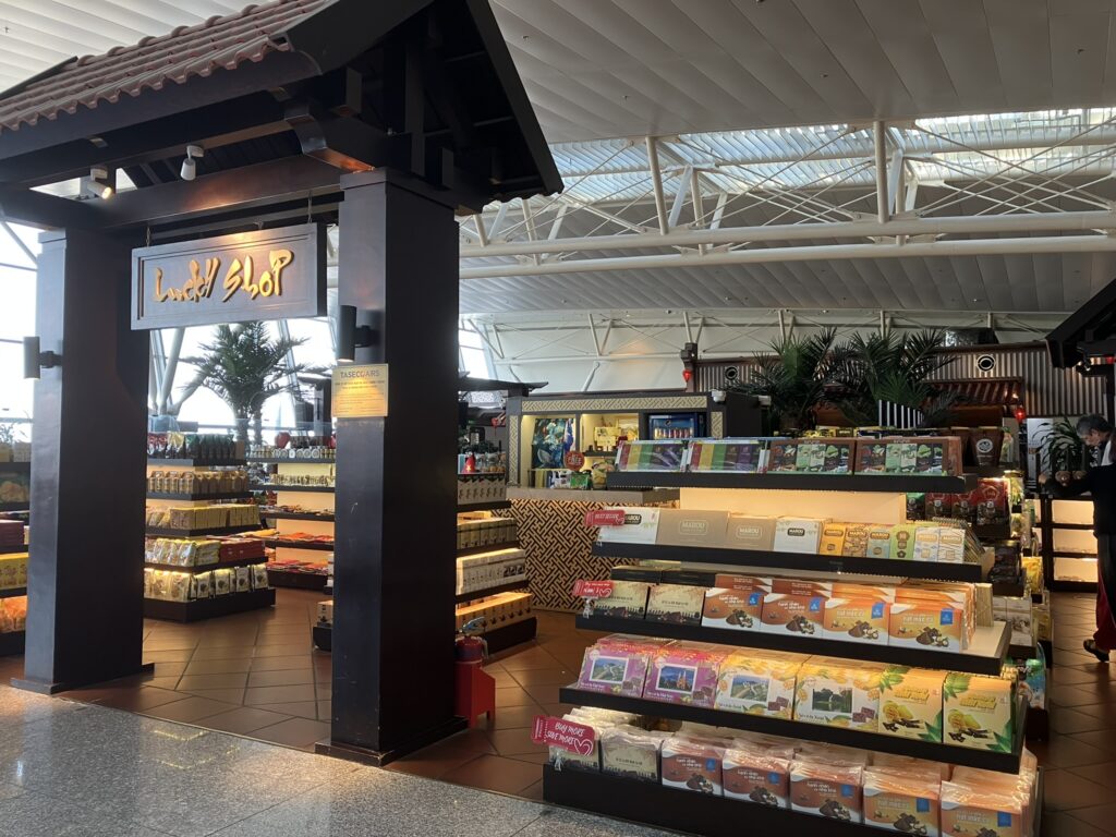 ノイバイ空港T2のLucky Gift Shop(土産物店)