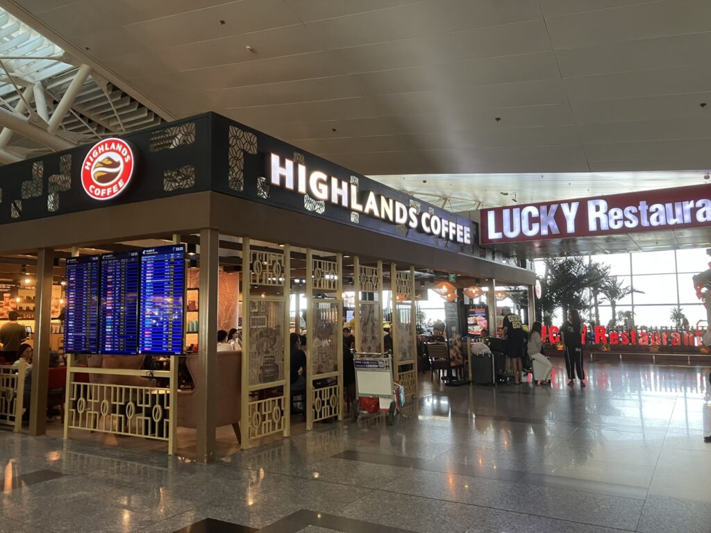 ノイバイ空港T2の4階のHighlands Coffee(定番カフェ)とLucky Restaurant