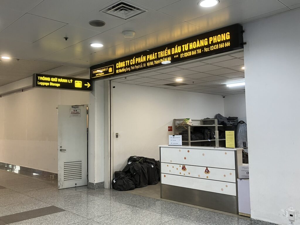 ノイバイ空港T2の2階にある荷物預かりサービスカウンター