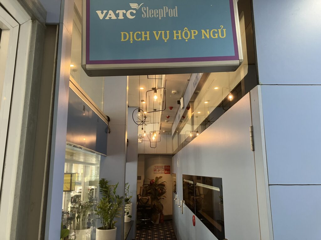 ノイバイ空港T2・SleepPodの廊下(個室前)