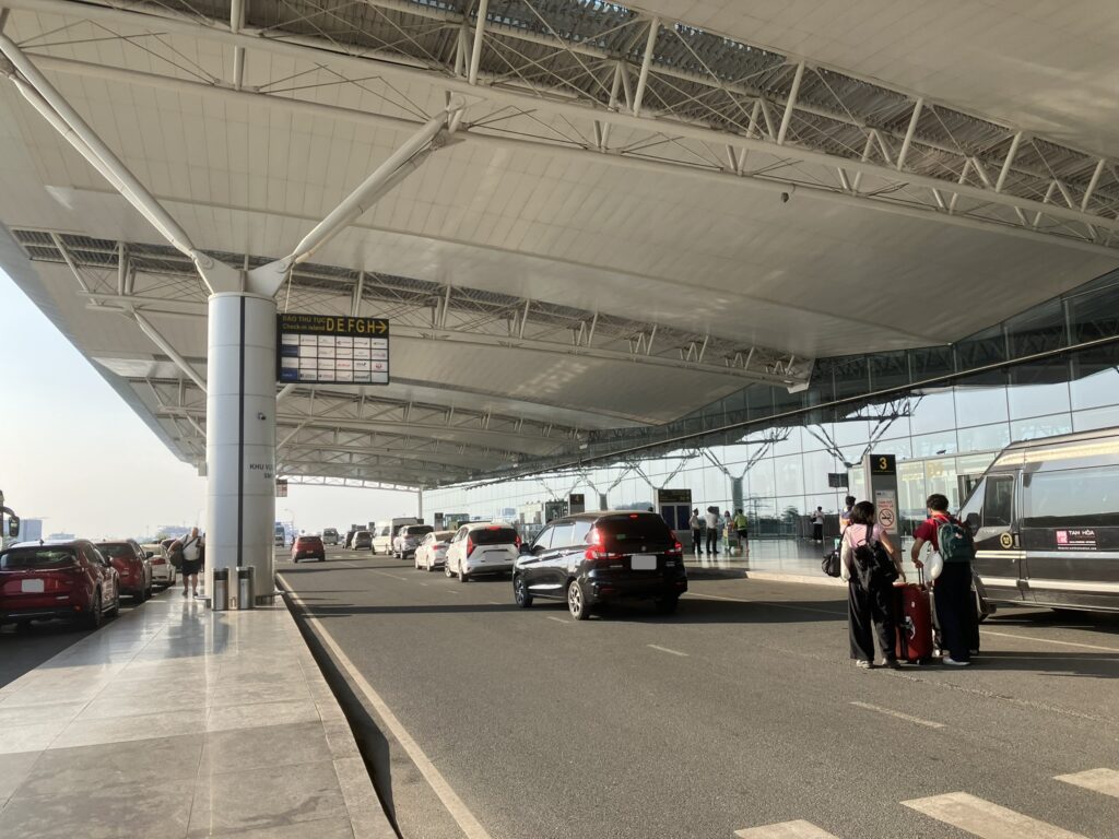 ノイバイ空港T2の外観(国際線ターミナルの全景)