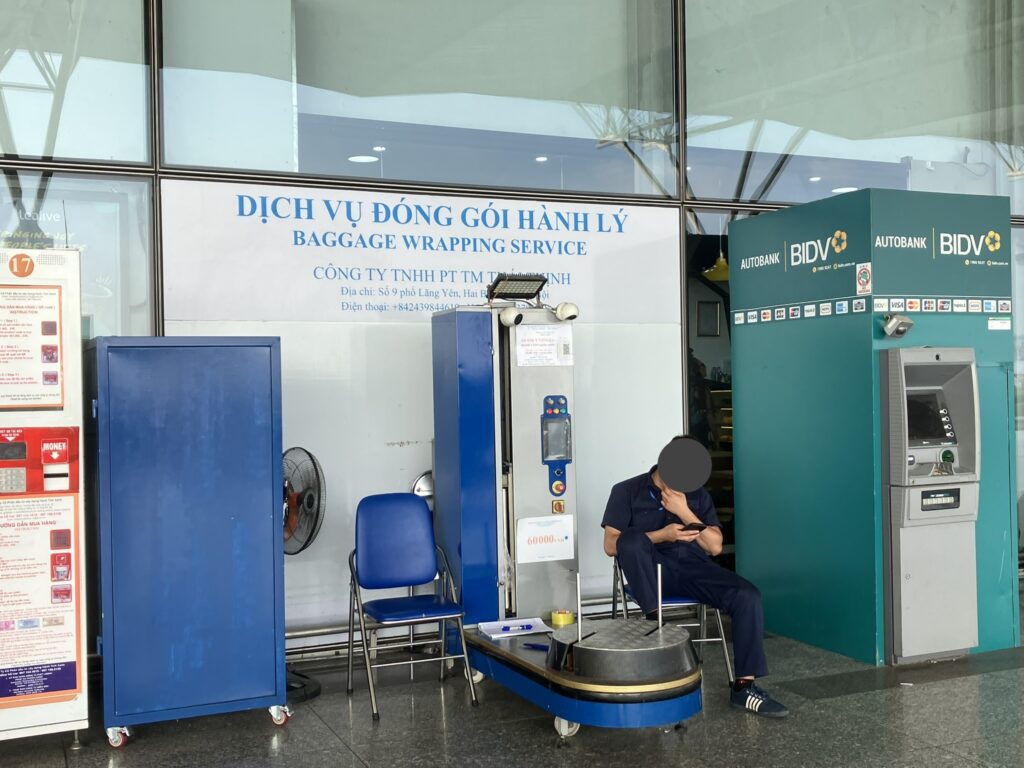 ノイバイ空港T2の荷物ラッピングサービス(スーツケース包装)