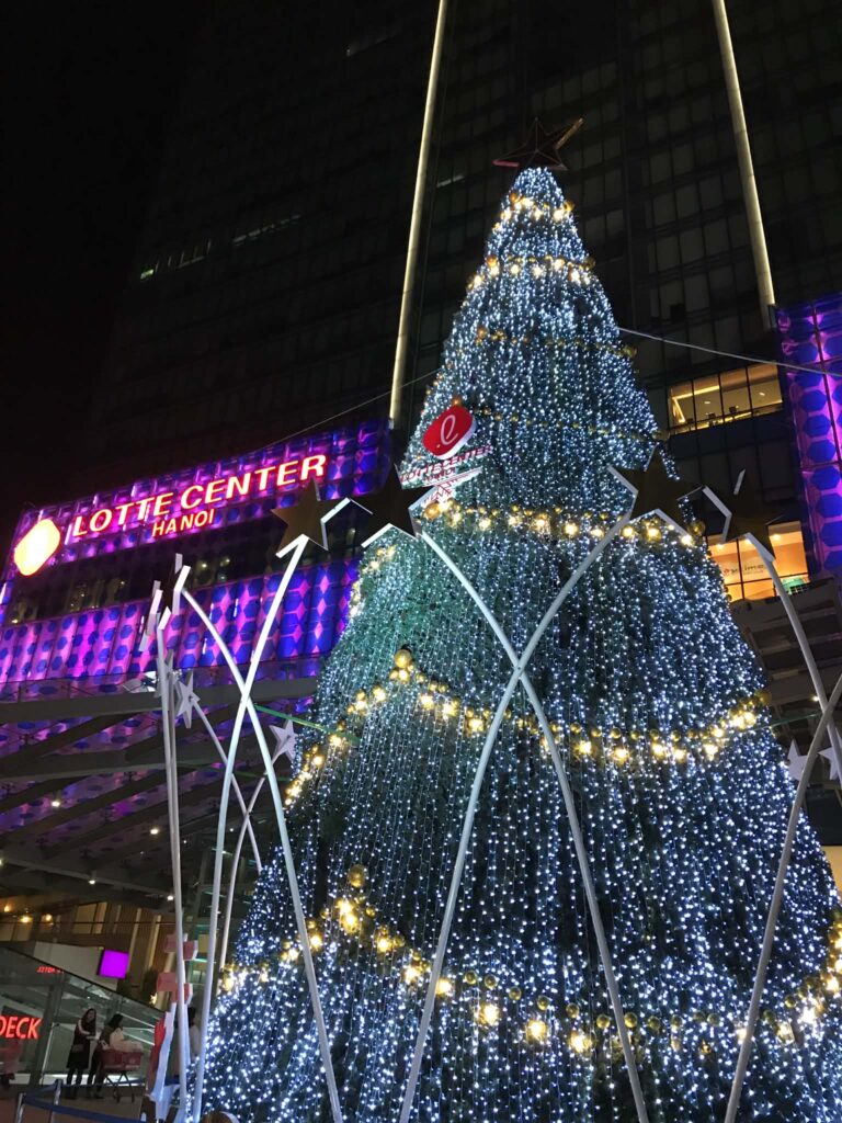 2018年のロッテセンターハノイとクリスマスツリーのイルミネーション。