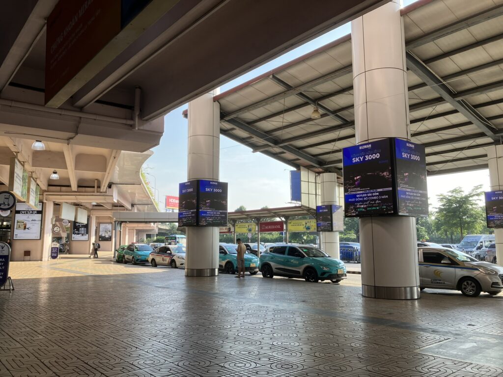 ノイバイ空港T1の到着Aエリア外観のタクシースタンド。Xanh SMのタクシーが多く客待ちしている。