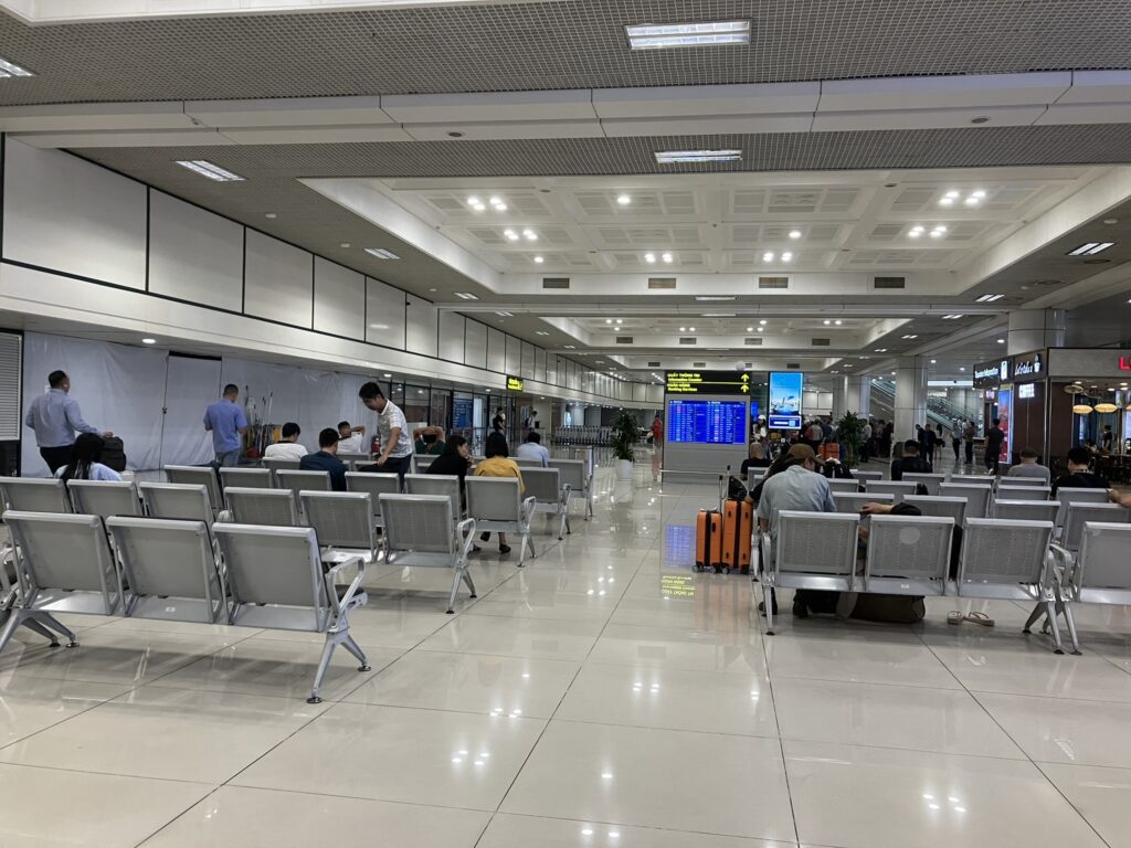 ノイバイ空港T1到着階の待合ベンチ。到着後の待ち合わせやバス待ちに使われている。