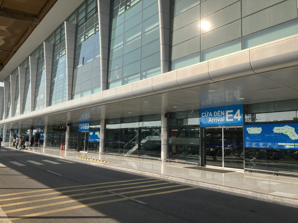 ノイバイ空港到着階E出口の様子。