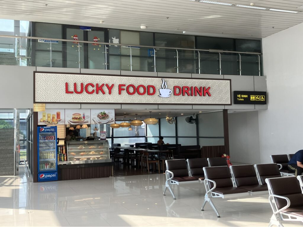 ノイバイ空港T1到着ロビーにあるカフェ『Lucky Food & Drink』