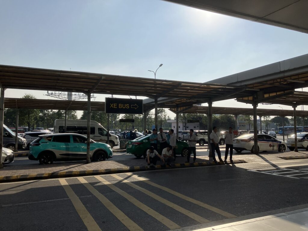 ノイバイ空港T1到着Eエリアにあるタクシー乗り場。公式タクシーが整列し、案内ボードで乗り場が分かりやすく表示されている。