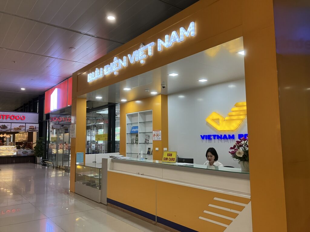 ノイバイ空港T1到着階にあるPost Office。郵便関連に加え、SIMカード販売も行われている。