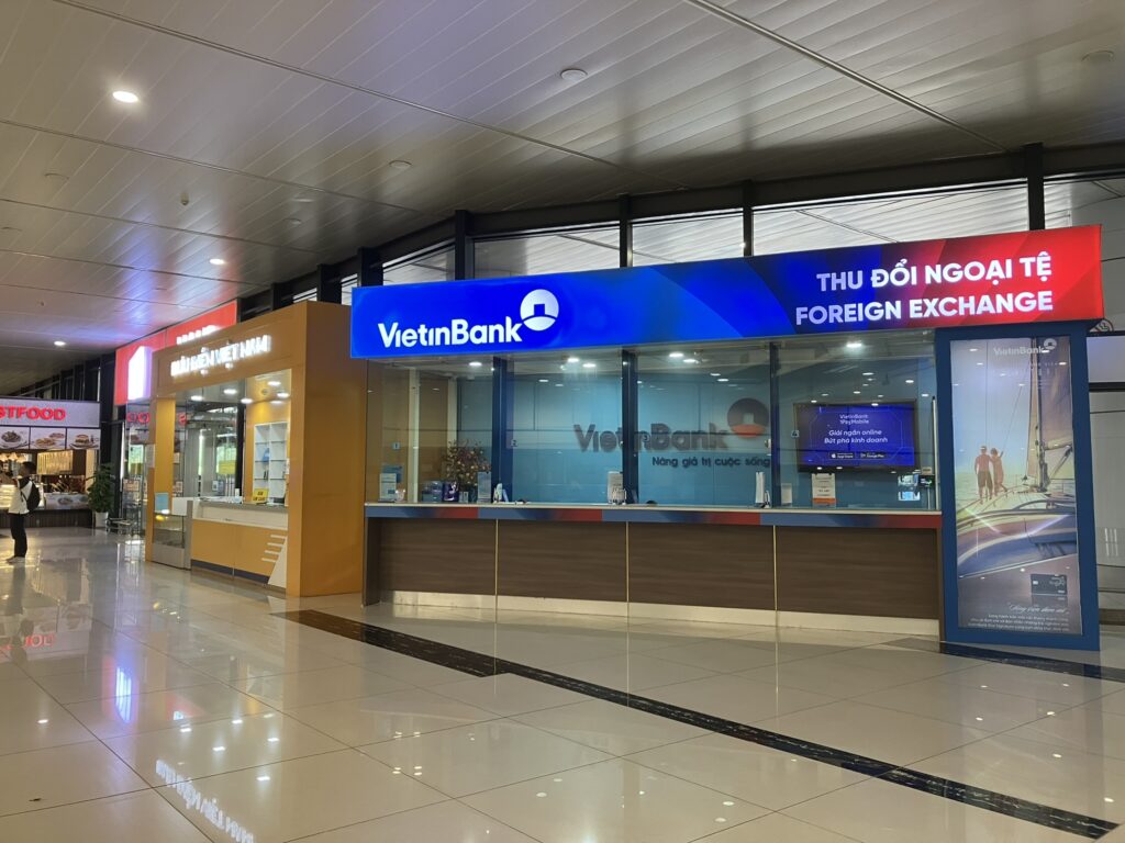 ノイバイ空港T1の到着階にあるVietinBank ATM。現金が必要な旅行者に便利で、主要国際ブランドのカードに対応している。
