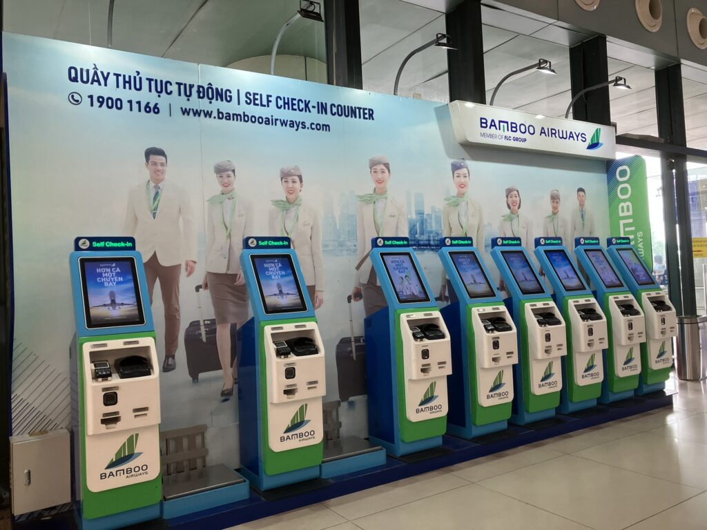 ノイバイ空港T1出発階に設置されたBamboo Airwaysのセルフチェックイン機。複数台が並び、ピーク時でもスムーズに手続きができる。