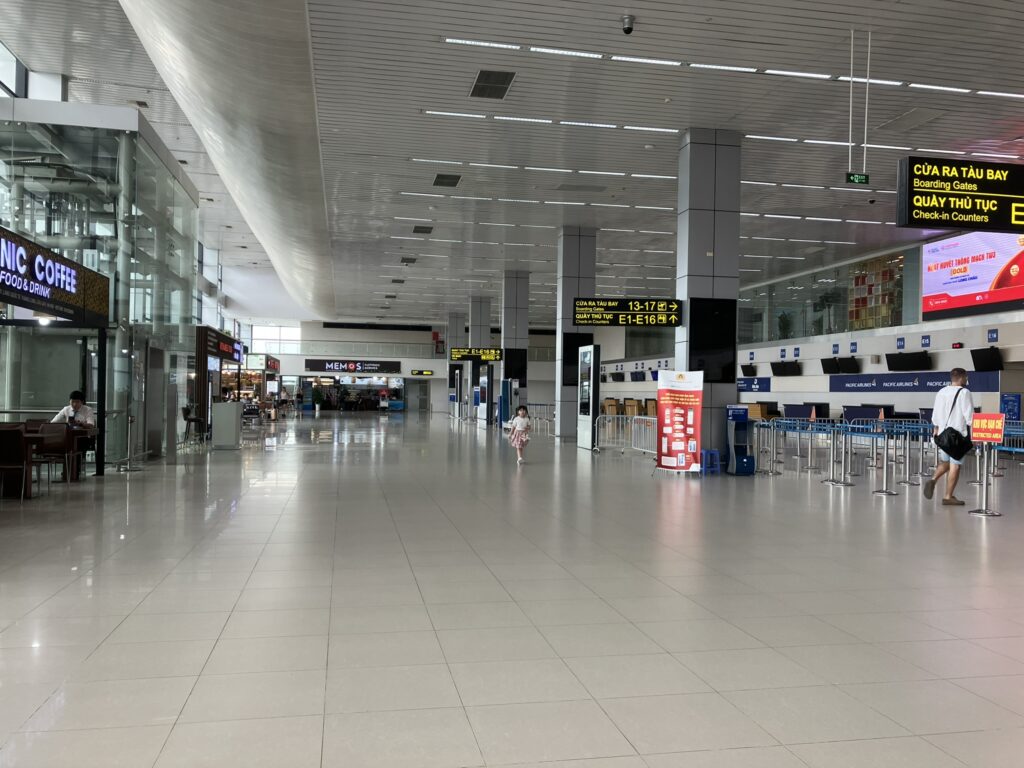 ノイバイ空港T1出発階のPacific Airlinesチェックインカウンター。比較的空いている時間帯が多く、手続きがスムーズに進む。