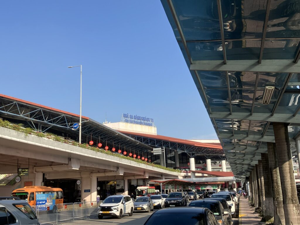 ノイバイ空港T1ターミナルの外観（国内線側）。到着階前の車寄せとタクシー乗り場の様子