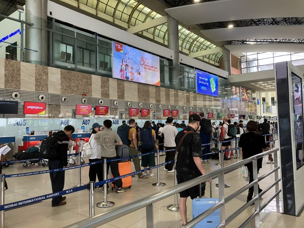 ノイバイ空港T1にあるVietjet Airのサービスカウンター。チケット発券や変更のほか、セルフチェックイン機も設置されている。