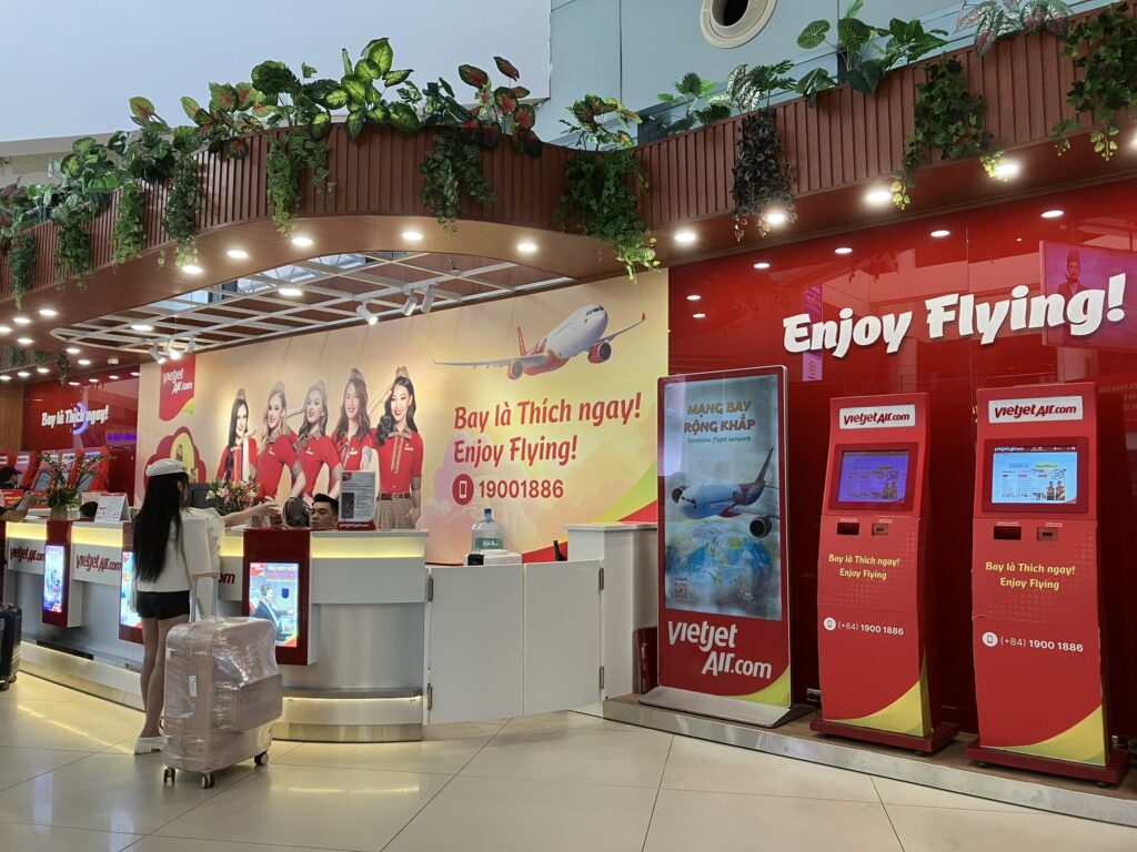 ノイバイ空港T1にあるVietjet Airのサービスカウンター。チケット発券や変更のほか、セルフチェックイン機も設置されている。