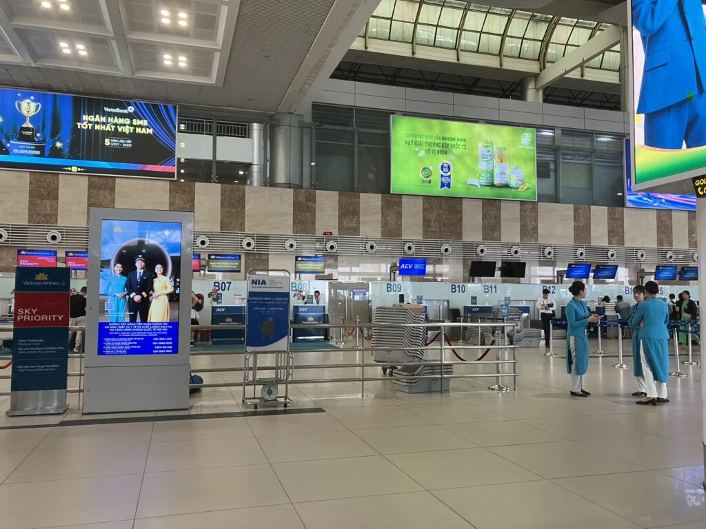 ノイバイ空港T1のVietnam Airlinesチェックインカウンター。SkyPriority専用レーンが設けられており、手続きがスムーズに行える。