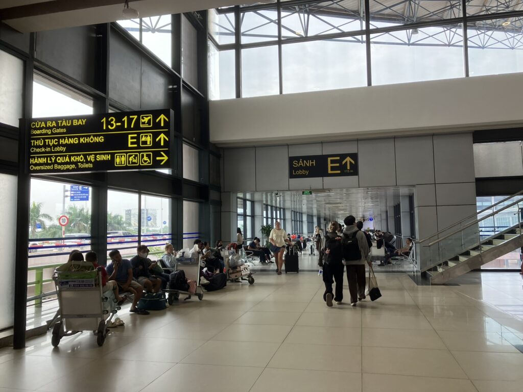 ノイバイ空港T1出発階Eロビーにある搭乗ゲート13〜17への案内サイン。チェックインカウンターやOversized Baggageの近くに位置する。