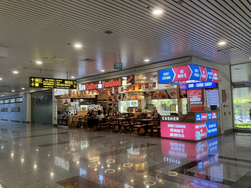 ノイバイ空港T2のSIMカード販売カウンターと両替所の様子。