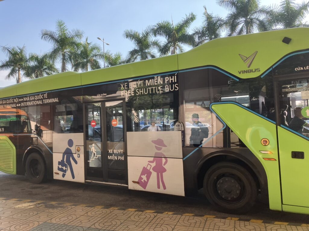 ノイバイ空港ターミナル間を結ぶVinBus電気シャトルバスの外観