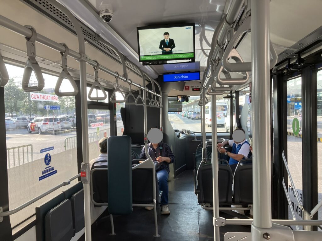 ノイバイ空港シャトルバス車内の様子と荷物スペース