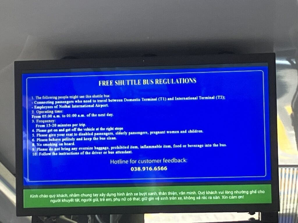 ノイバイ空港シャトルバス車内に掲示された利用ルールと注意事項