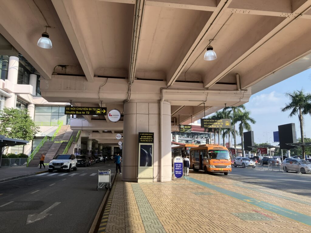 ノイバイ空港ターミナル1のシャトルバス乗り場(到着階1階)の外観