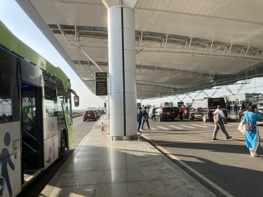 ノイバイ空港ターミナル2の出発階に到着したシャトルバスの降車場所