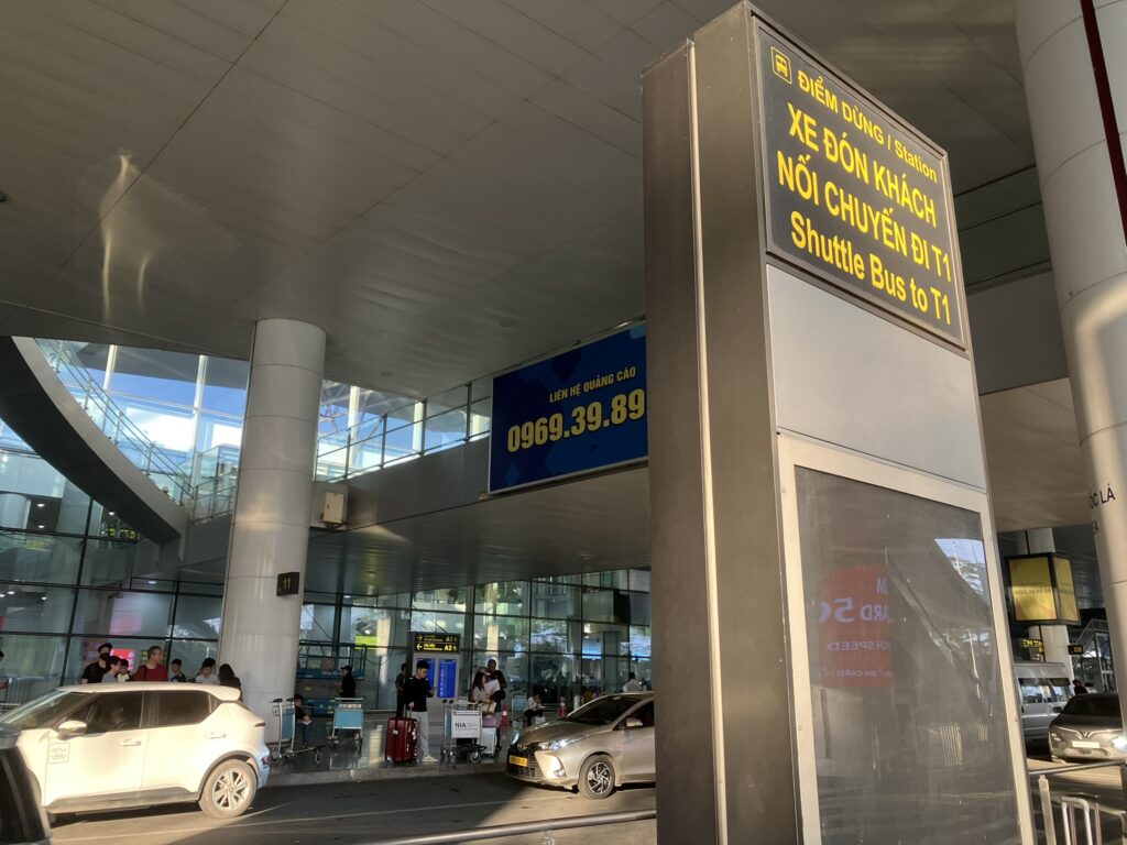 ノイバイ空港ターミナル2のシャトルバス乗り場(到着階1階)の外観