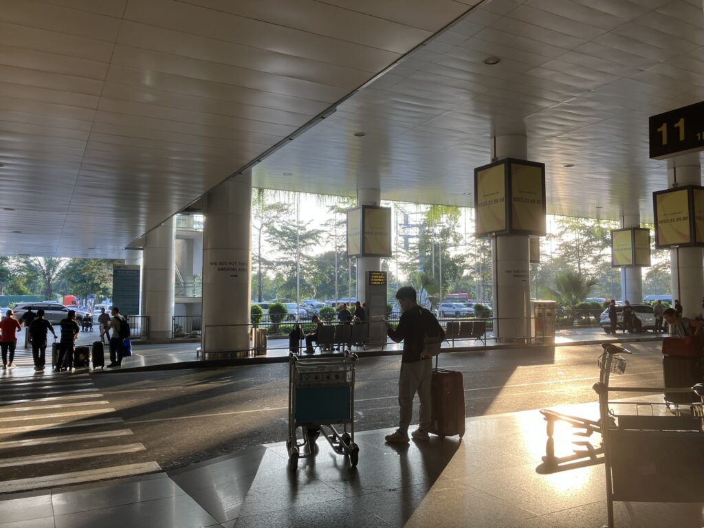 ノイバイ空港ターミナル2到着階付近の横断歩道とシャトルバス乗り場の位置関係