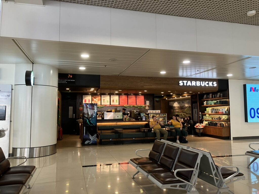 ノイバイ空港T1エアサイドのスターバックス