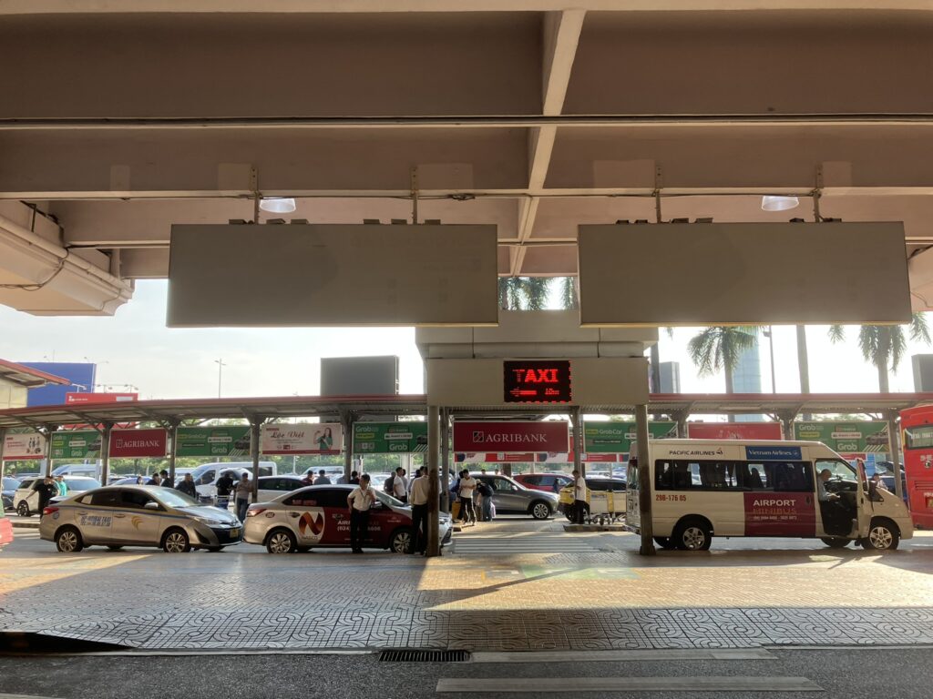 ノイバイ空港T1の到着Aエリア外観。国内線利用者が多く出入りし、各方面行きのバス停やタクシー乗り場にも近い位置にある。