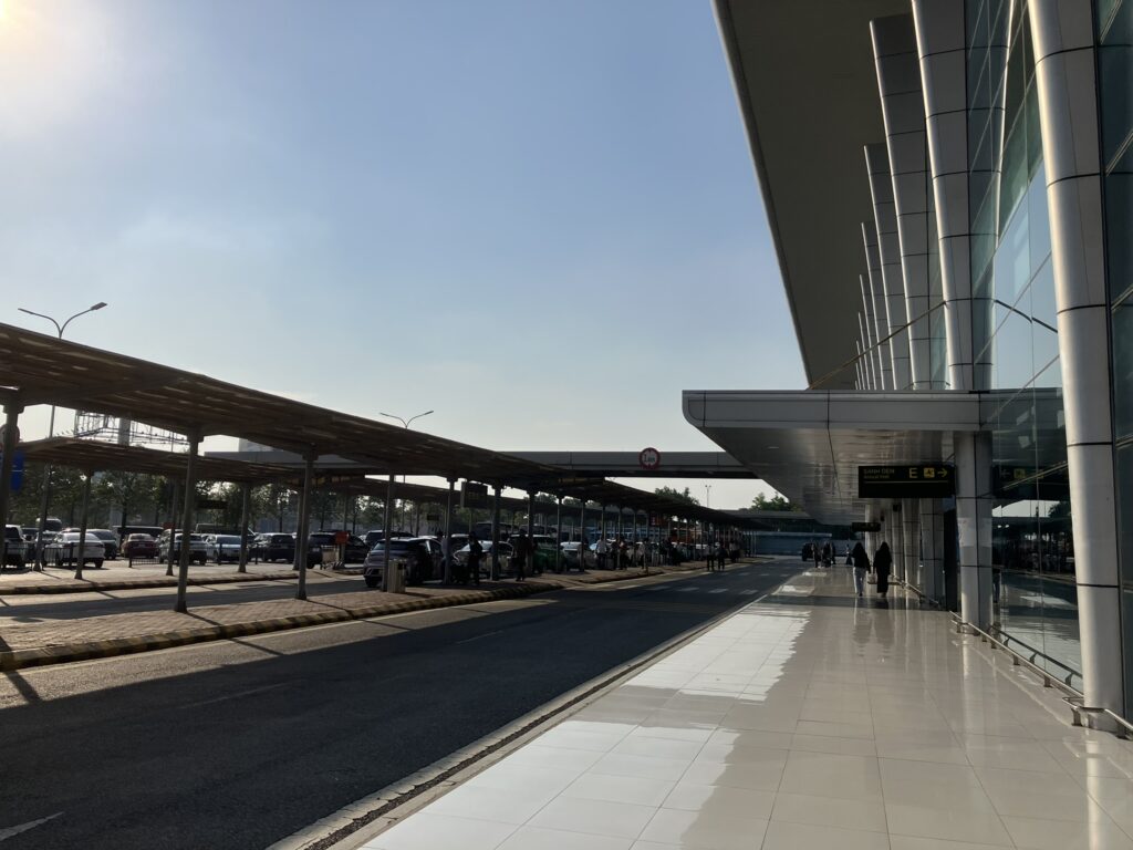 ノイバイ空港T1の到着Eエリア外観。到着口前にはタクシーや配車アプリ車が並ぶ車寄せがあり、到着後すぐに市内への移動ができる動線になっている。