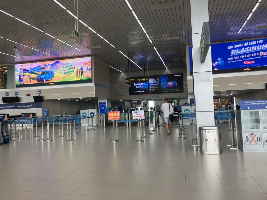 ノイバイ空港T1の搭乗ゲート13〜17方面へのロビー。案内サインが多く、広々とした通路になっている。