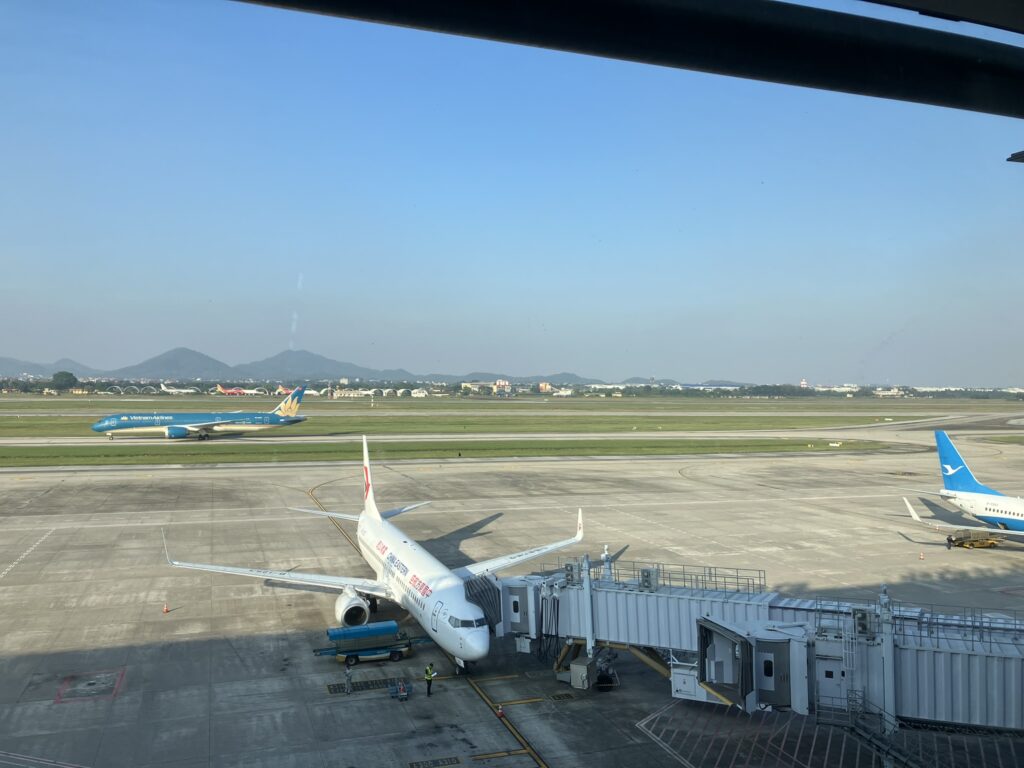 ノイバイ国際空港T2の展望エリアから見える滑走路と駐機している航空機の様子。