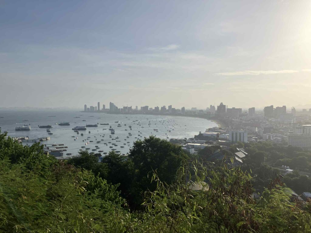 カオプラタムナック展望台から眺める朝のパタヤ湾