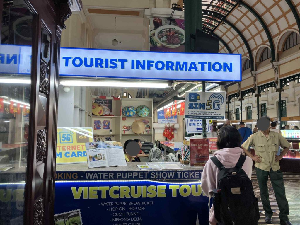 サイゴン中央郵便局内にある観光インフォメーションカウンターで販売されるSIMカード